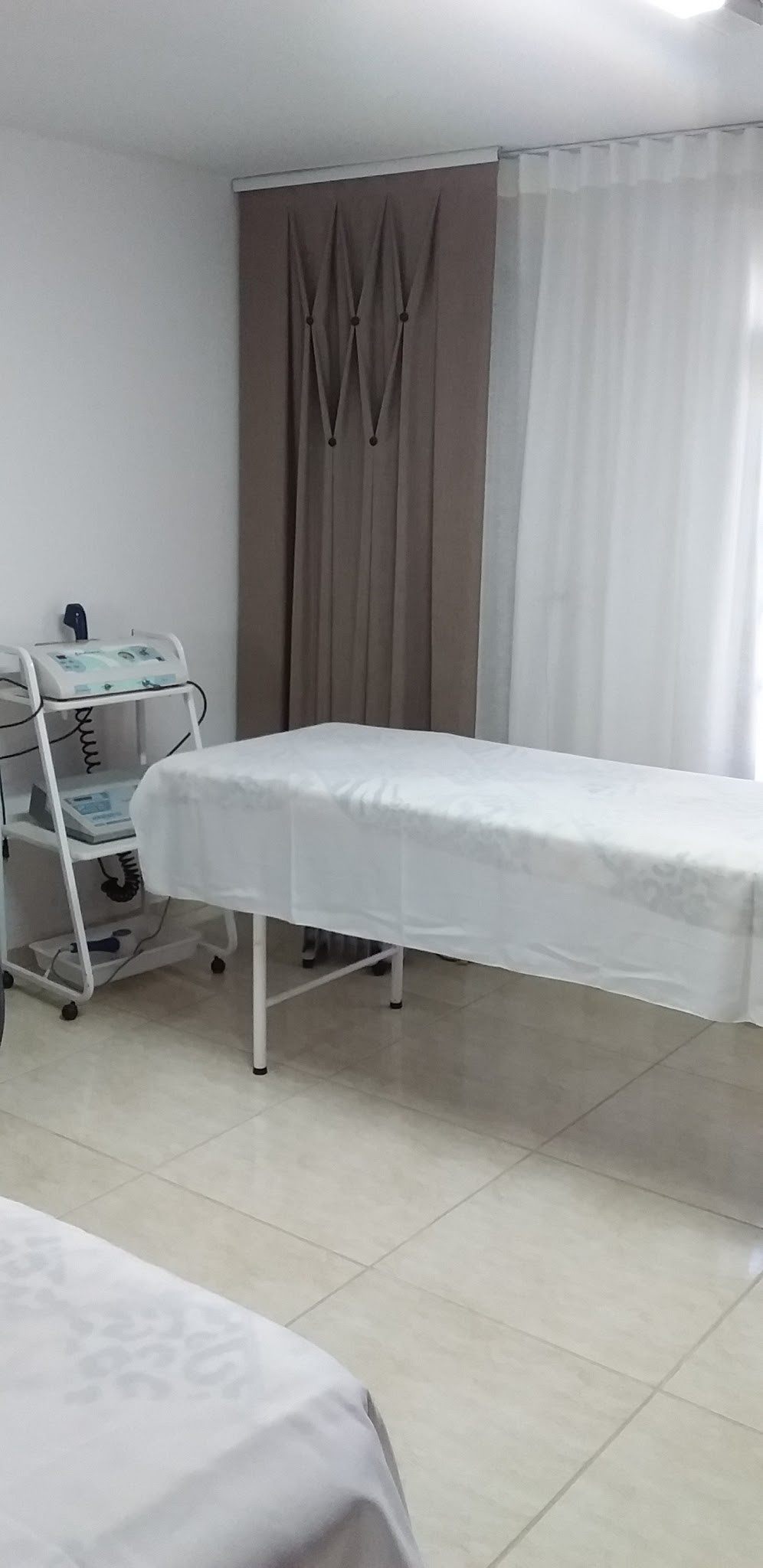 Sala com maca para drenagem e tratamentos corporais