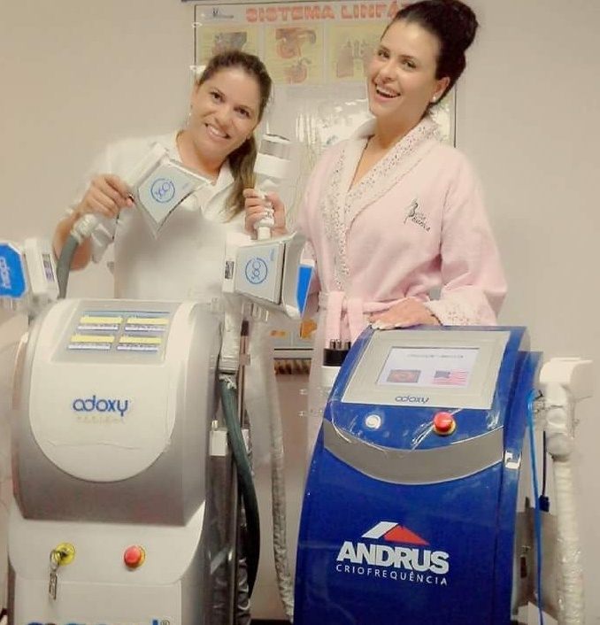 Duas profissionais da Bella Estética com os equipamentos